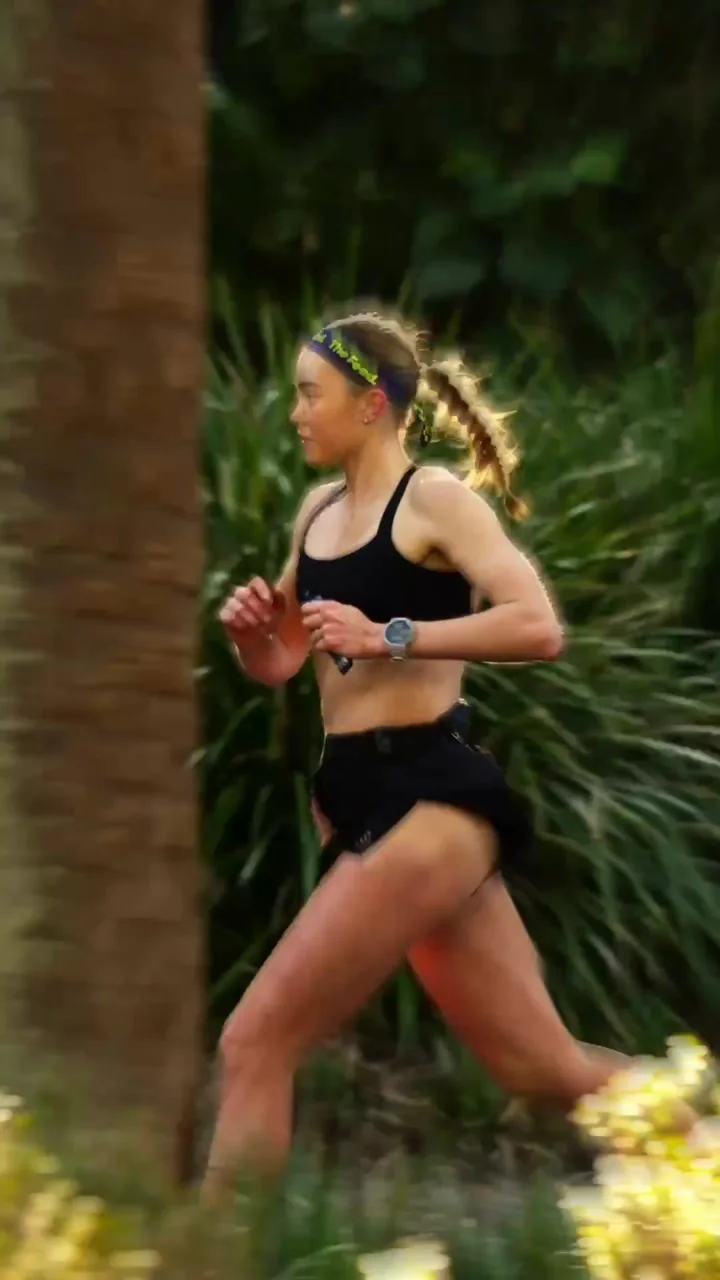Joanna Wietrzyk running past trees during the Sunshine Coast Marathon.